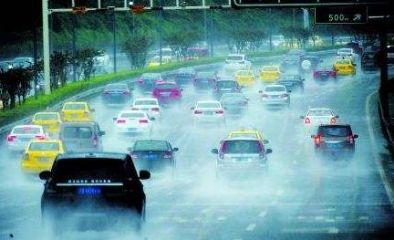 行駛途中突遇大雨車輛需要注意什么？